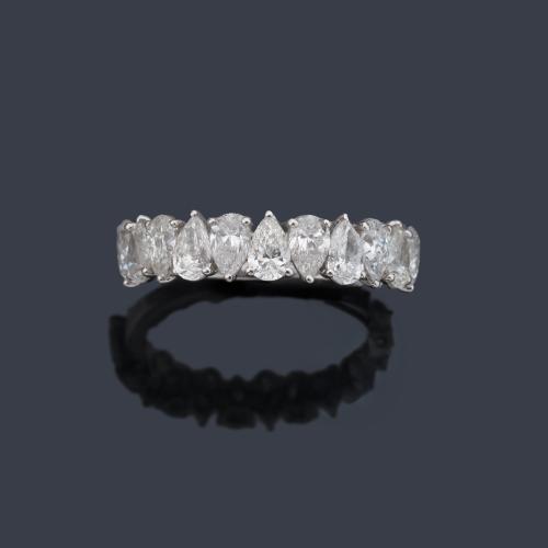  Media alianza con diamantes talla perilla de aprox. 2,05 ct en montura de oro blanco de 18K.