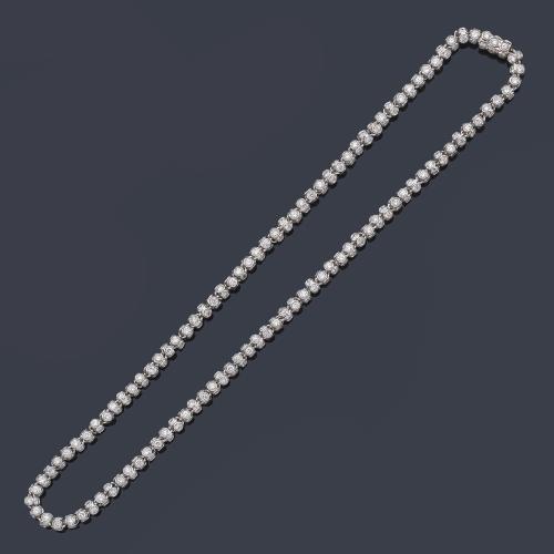  Collar corto con motivos con brillantes de aprox. 17,52 ct en total.