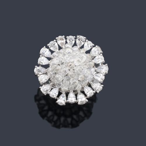  Anillo rosetón con centro de diamantes talla briolette y orla de diamantes talla perilla de aprox. 7,08 ct en total.