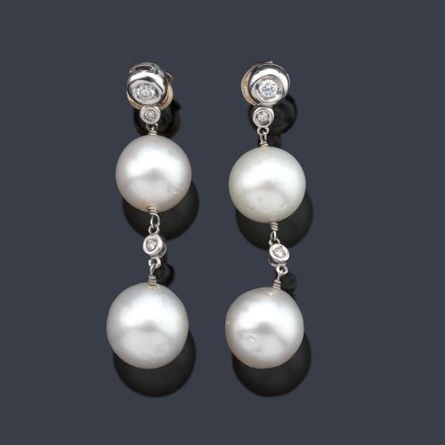  Pendientes largos con dos perlas australianas en cada uno de aprox. 13,47 mm y 12,79 mm con un brillante superior de aprox. 0,30 ct en total.