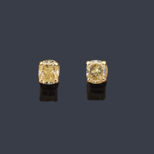  Dormilonas con pareja de diamantes talla cushion 'fancy light yellow' de aprox. 1,49 ct en total. Certificado MLLOPIS.