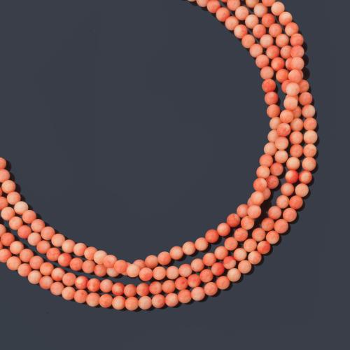  Collar con cuatro hilos de cuentas de coral de aprox. 6,65 mm - 6,72 mm con cierre en forma de barrita en oro blanco de 18K.
