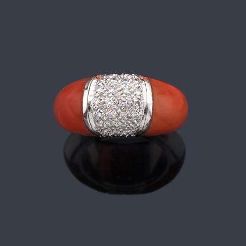  Anillo con dos piezas de coral con centro de brillantes en montura de oro blanco de 18K.