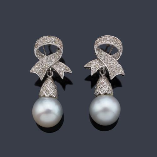  Pendientes largos con pareja de perlas australianas de aprox. 13,60 mm y 13,82 mm con brillantes de aprox. 1,40 ct en total.