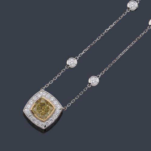  Colgante con diamante talla 'cushion' fancy yellow de aprox. 2,58 ct con orla de brillantes de aprox. 0,50 ct en total.