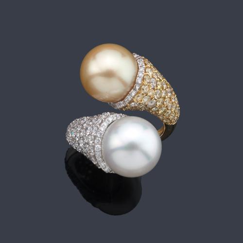  Anillo 'Tú y Yo' con pareja de perlas australianas 'golden' y plateada de aprox. 12,51 mm y 12,45 mm con pavé de brillantes incoloros y 'fancy' de aprox. 3,80 ct en total.