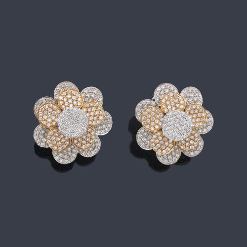  Pendientes cortos en forma de flor con pavé de brillantes de aprox. 3,60 ct en total.
