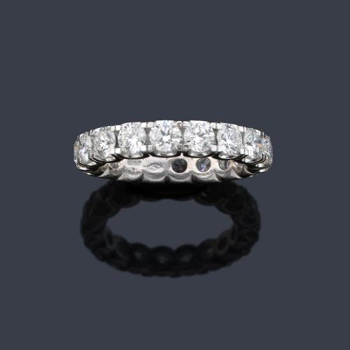  Alianza completa de brillantes de aprox. 3,37 ct en total.