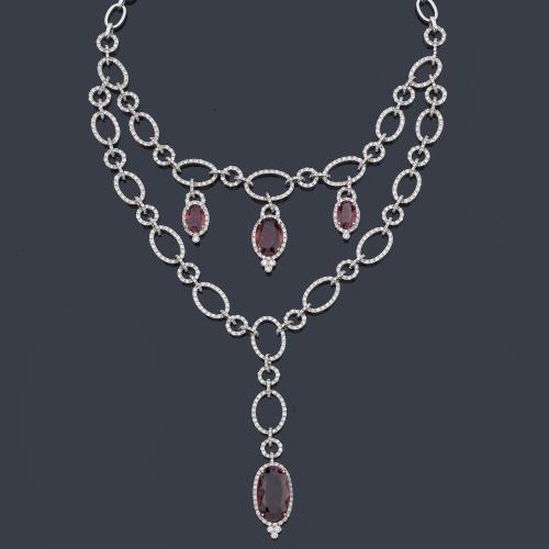  Collar con doble banda con eslabones ovalados con brillantes de aprox. 8,50 ct en total y cuatro turmalinas rubelita de aprox. 15,00 ct en total.