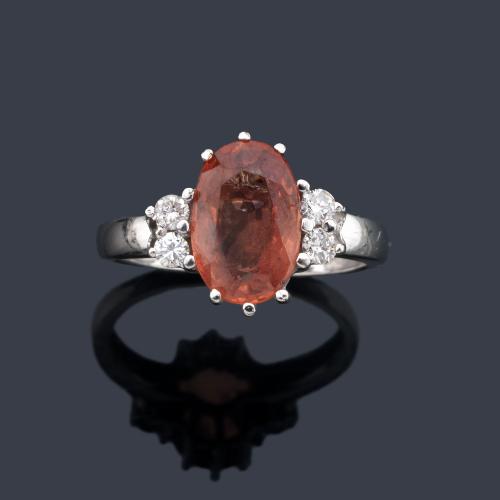  Anillo con zafiro naranja talla oval de aprox. 2,88 ct con dos brillantes en ambos lados.