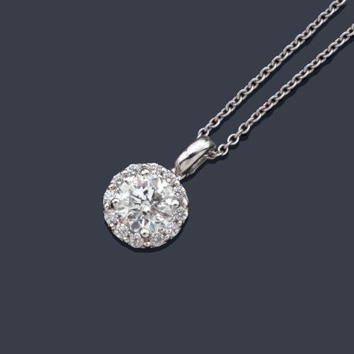  Colgante con brillante central de aprox. 0,97 ct con orla de brillantitos de aprox. 0,17 ct en total.
