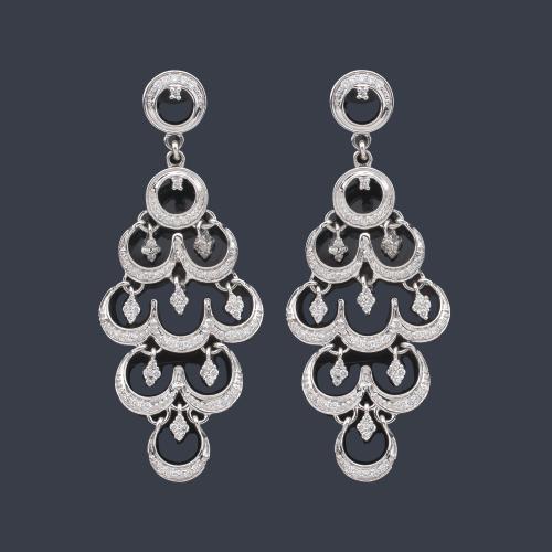  Pendientes largos con motivos circulares con brillantes de aprox. 1,00 ct en total.