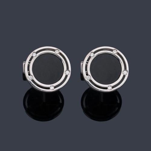  Gemelos circulares con placa de ónix y brillantitos en montura de oro blanco de 18K.