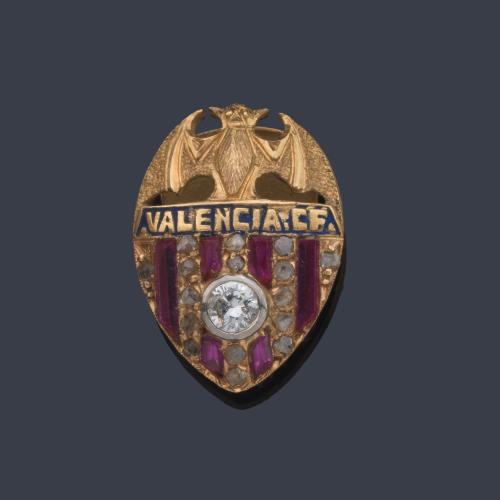  Pin de C.D Castellón realizado en oro amarillo de 18K y brillantes.