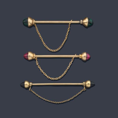  Tres alfileres de corbata en oro amarillo de 18 K con cabujones de rubíes, zafiros y esmeraldas sintéticas.