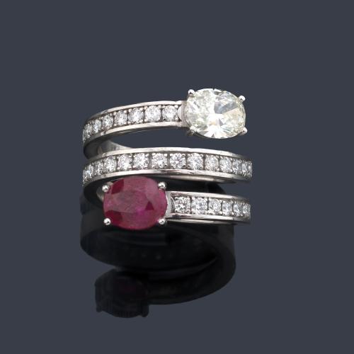  Anillo con rubí talla oval de aprox. 2,10 ct y diamante talla oval de 1,25 ct con tres bandas de brillantes de aprox. 1,00 ct en total.