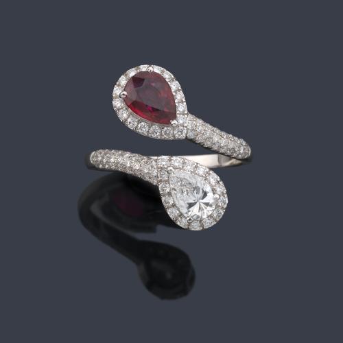  Anillo 'tú y yo' con rubí talla perilla de aprox. 0,81 ct y diamante talla perilla y orla de brillantes de aprox. 1,16 ct en total. Certificado GRS.