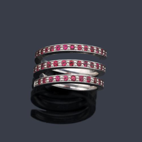  Anillo con diseño de espiral con banda de rubíes en montura de oro blanco de 18K.