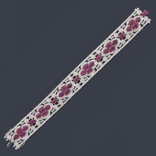 Pulsera ancha con rubíes talla oval de aprox. 24,00 ct en total con orla de brillantes de aprox. 8,00 ct en total.
