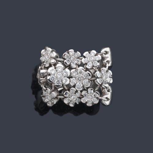  Anillo articulado con tres bandas de motivos florales con brillantes de aprox. 0,75 ct en total.