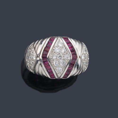  Anillo con motivo central en pavé de brillantes con dos bandas de rubíes calibrados.