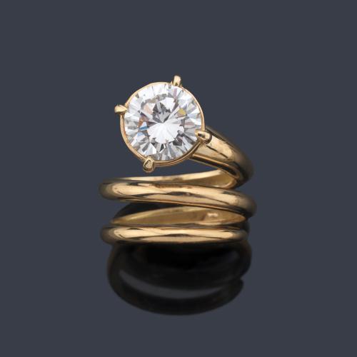  Anillo en forma de serpiente con brillante de 3,02 ct en montura de oro amarillo de 18K.