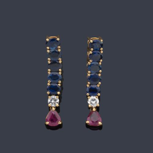  Pendientes largos con diseño de hilera con zafiros talla oval de 3,05 ct en total, dos rubíes talla perilla de 1,10 ct y pareja de brillantes de 0,35 ct.