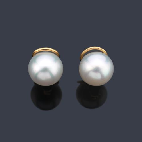  Pendientes cortos con pareja de perlas australianas de aprox. 12,18 mm y 11,92 mm en montura de oro amarillo de 18K.
