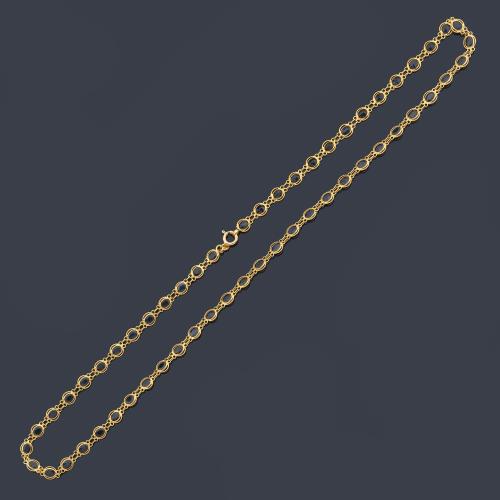 Collar corto con zafiros talla oval de aprox. 5,50 ct en total, en montura de oro amarillo de 18K.