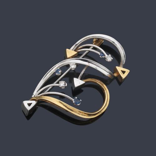 Broche con motivos curvados enriquecidos con diamantes talla 8/8 y zafiros talla redonda.