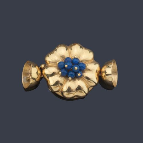  Broche para collar de perlas con diseño floral realizado en oro amarillo de 18K y centro enriquecido con lapislázuli.