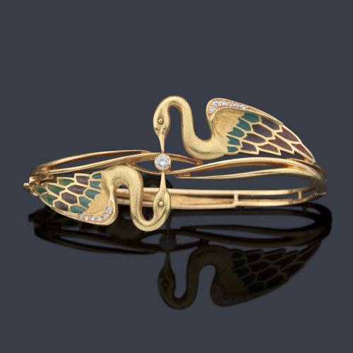  Pulsera rígida con pareja de garzas enfrentadas en esmalte policromado 'pliquè-a-jour' y brillantes.
