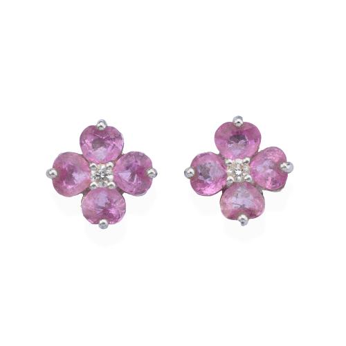  Pendientes con diseño flor con zafiros rosas talla corazón y brillante en montura de oro blanco de 18K.