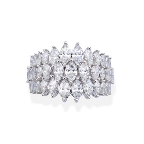  Anillo con tres bandas de diamantes talla marquís de aprox. 3,27 ct en total.