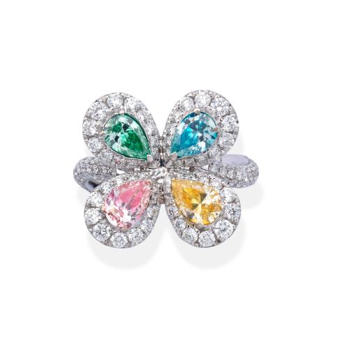  Anillo con diseño de flor con cuatro diamante 'fancy' talla perilla y orla de brillantes de aprox. 2,93 ct en total.