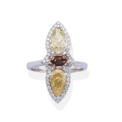  Anillo con tres diamantes talla perilla y fantasía 'fancy' de aprox. 3,77 ct en total.