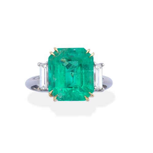  Anillo con esmeralda central (Colombia) de aprox. 4,78 ct con dos diamantes talla trapecio. Certificado GCS.