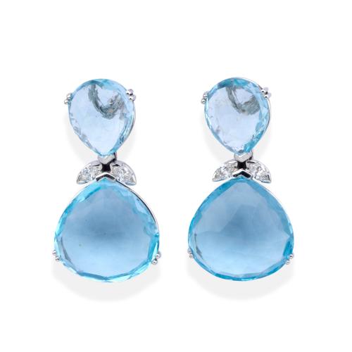  Pendientes largos con dos topacios azules facetados con detalle central en forma de hoja con diamantes.