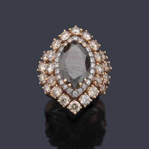  Anillo con diamante talla marquís 'Brown' de aprox. 5,91 ct con doble orla de brillantes incoloros y 'brown' de aprox. 3,42 ct en total.