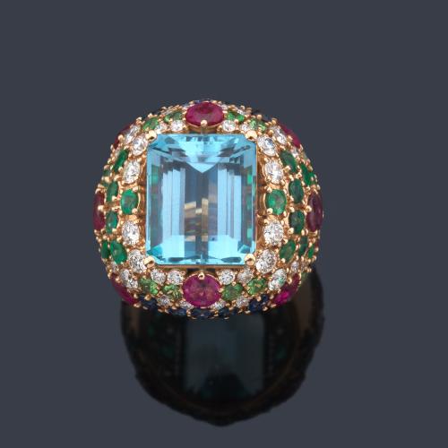 Anillo bombé tipo 'Cocktail' con aguamarina central de aprox. 7,00 ct sobre pavé de zafiros rosas y azules, esmeraldas y brillantes.