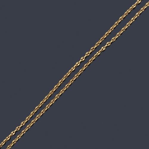 Collar largo con eslabón de calabrote en montura de oro amarillo de 18K.