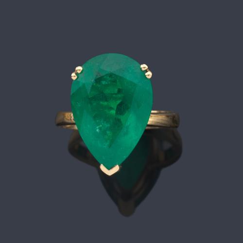  Anillo con esmeralda talla perilla de aprox. 7,08 ct en montura de oro amarillo de 18K.