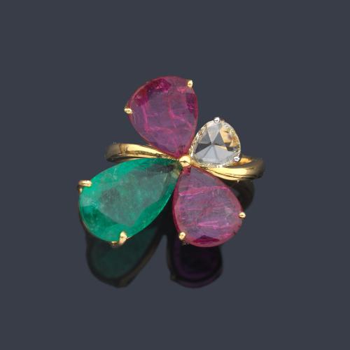  Anillo con diseño floral con pétalos de rubíes talla perilla de aprox. 3,55 ct esmeralda talla perilla de aprox. 2,63 ct y diamante talla holandesa de aprox. 0,50 ct.