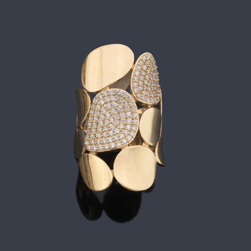  Anillo ancho con motivo ovalados, dos de ellos con pavé de brillantes de aprox. 0,82 ct en total.