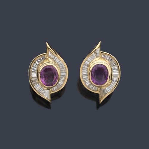  Pendientes cortos con pareja de zafiros rosas talla oval de aprox. 5,71 ct y orla de diamantes talla trapecio y baguette de aprox. 4,20 ct en total.