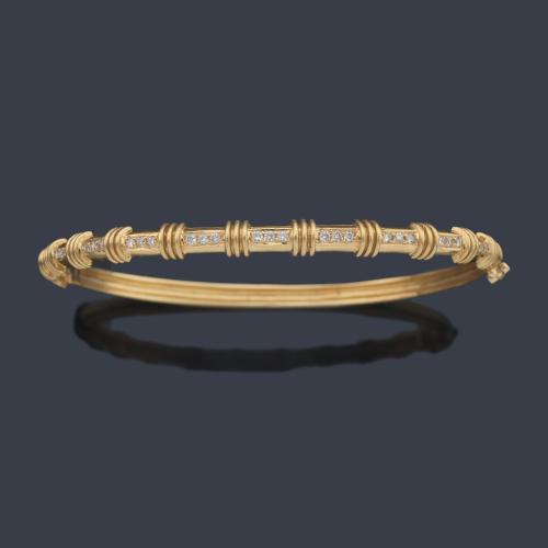  Pulsera rígida con brillantes en montura de oro amarillo de 18K.