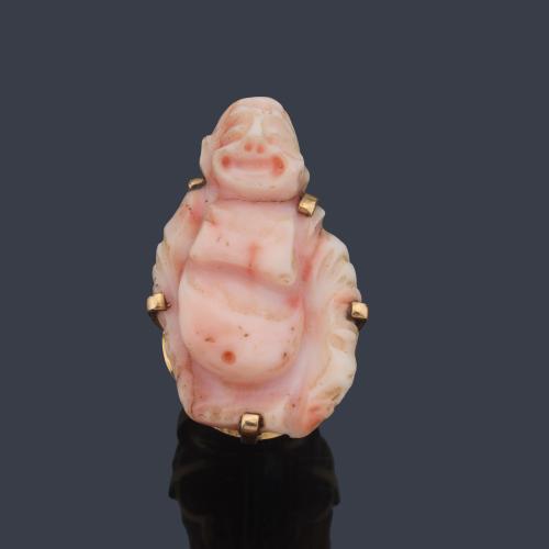  Anillo años '70 con figura de Buda realizado en coral sobre montura de oro amarillo de 18K.
