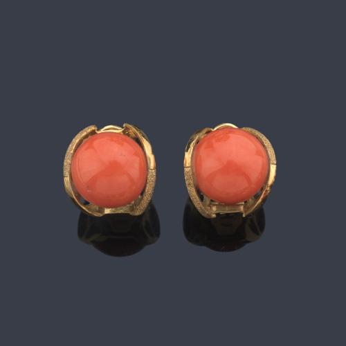 Pendientes cortos con pareja de corales talla cabujón en montura de oro amarillo de 18K.