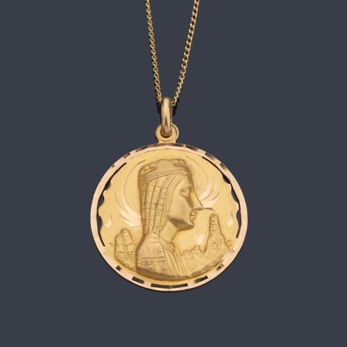  Medalla devocional con La Imagen de La Virgen de Monserrat con fecha grabada en el reverso.