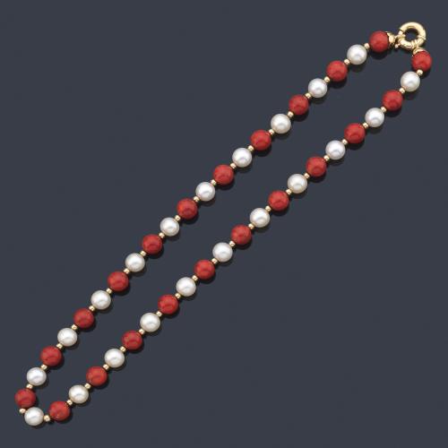 Collar con cuentas esféricas de coral intercalado con perlas y cierre estilo marinero en oro amarillo de 18K.